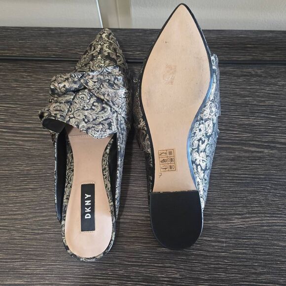 DKNY Textured Gold/Blk Brocade Mules, Flats Point Toe Slip On Shoes, NEW, Sz. 7 - Picture 6 of 7
